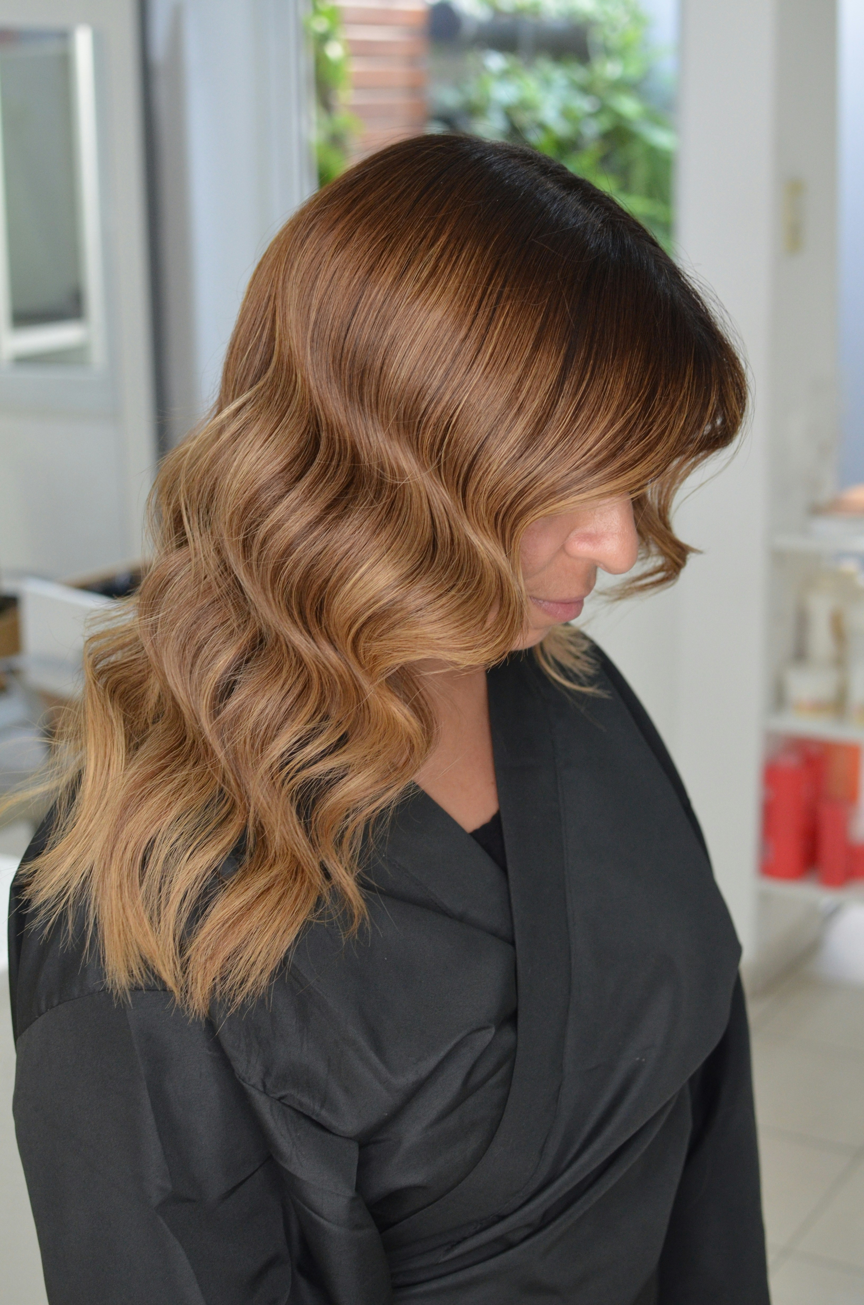Cabello con coloración y ondas definidas como resultado de servicio