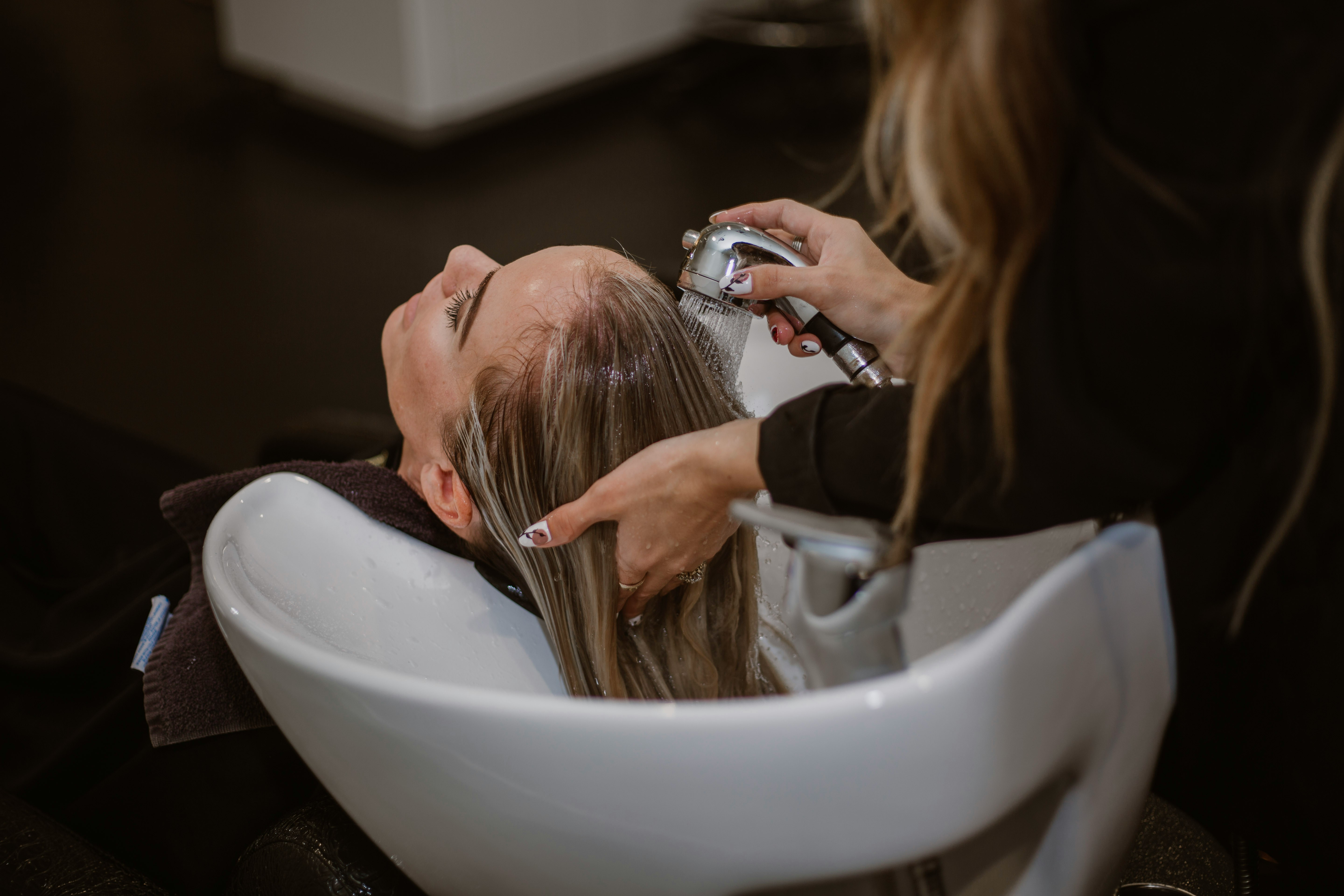 Lavado de cabello dentro del proceso de cuidado capilar