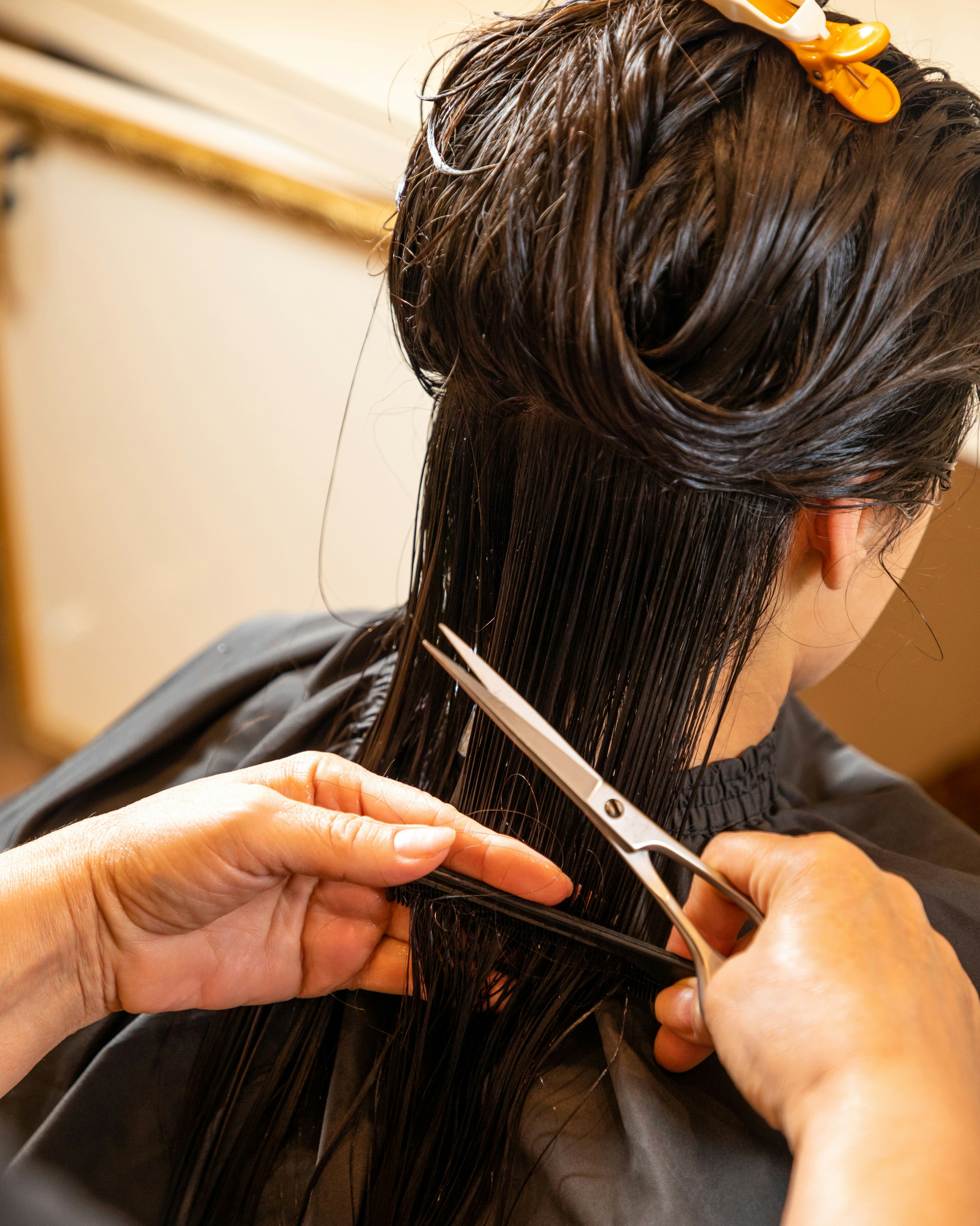 Proceso de corte de cabello como referencia del trabajo en salón