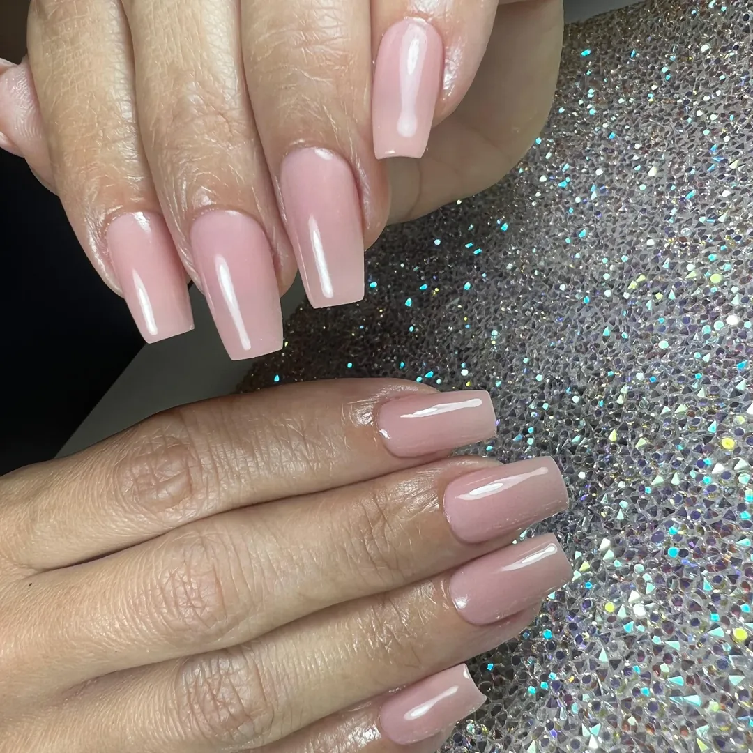 Diseño de uñas rosado con acabado delicado