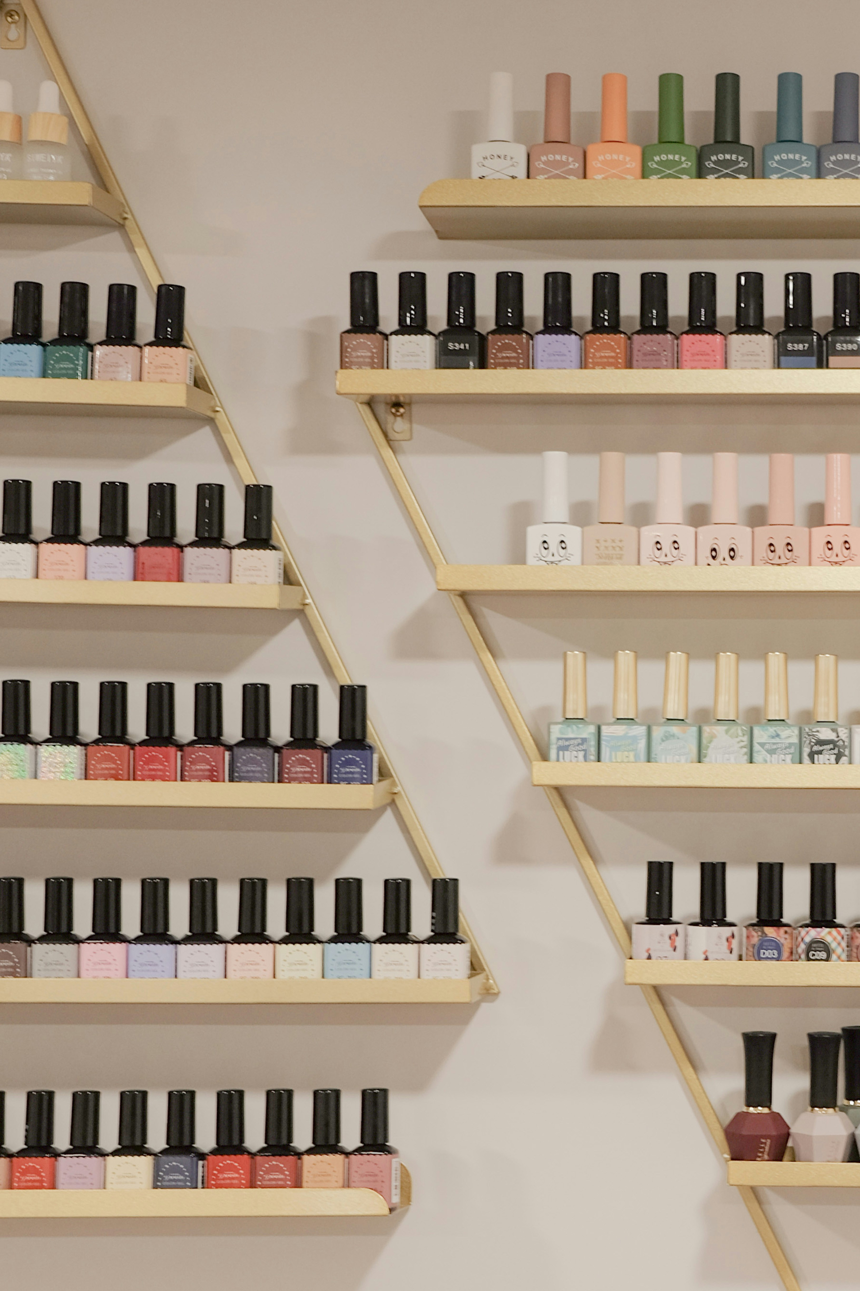 Paleta de esmaltes y tonos disponibles para servicios de uñas